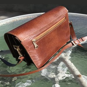 کیف دوشی چرم طبیعی اسپرت دست دوز R.J